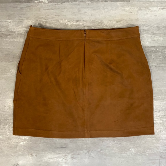 Banana Republic Faux Suede Skirt with pockets - Picture 2 of 6